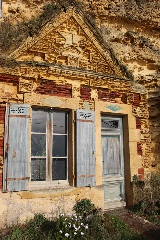 Maisons troglodytiques de la route de la corniche