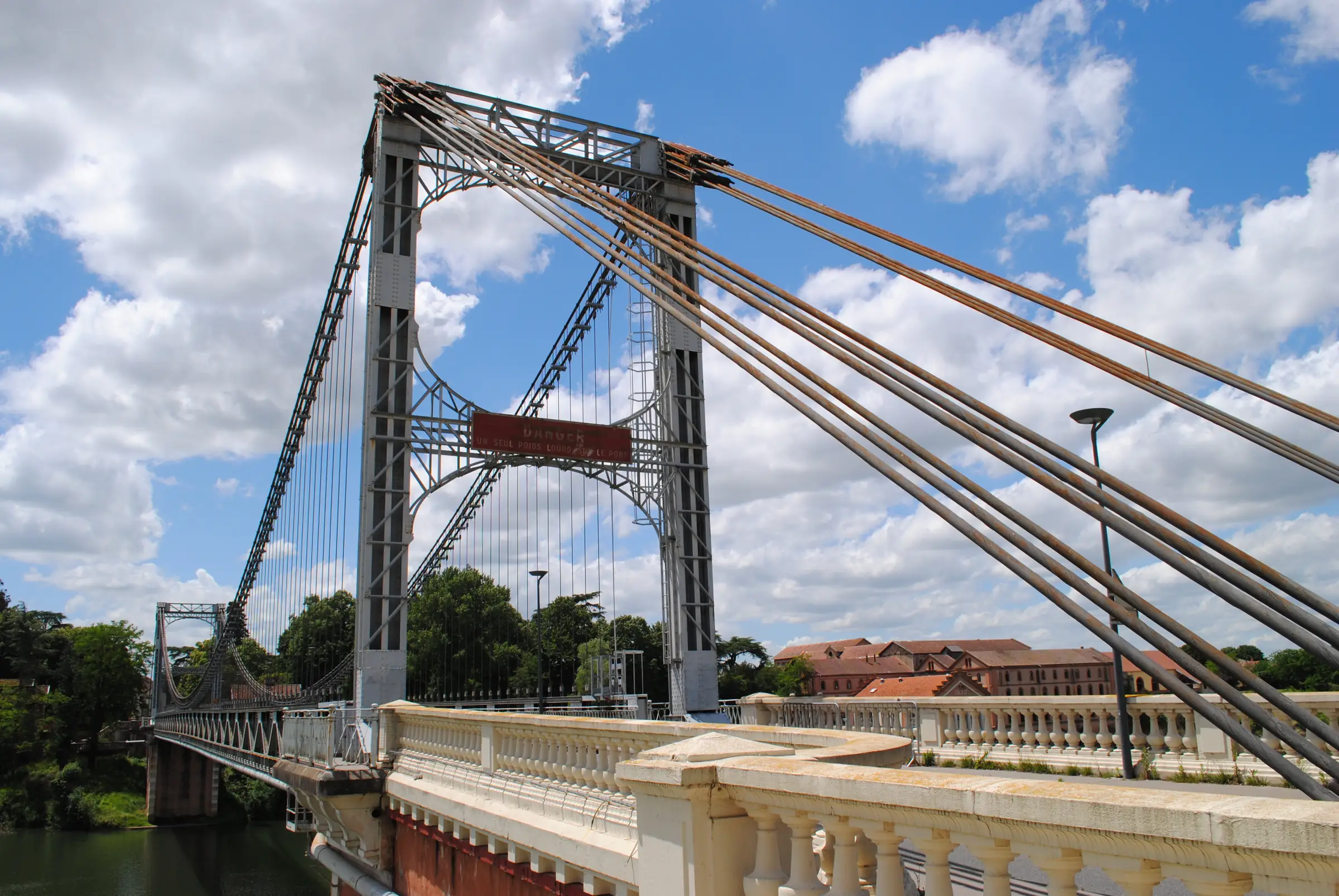 PONT SUSPENDU