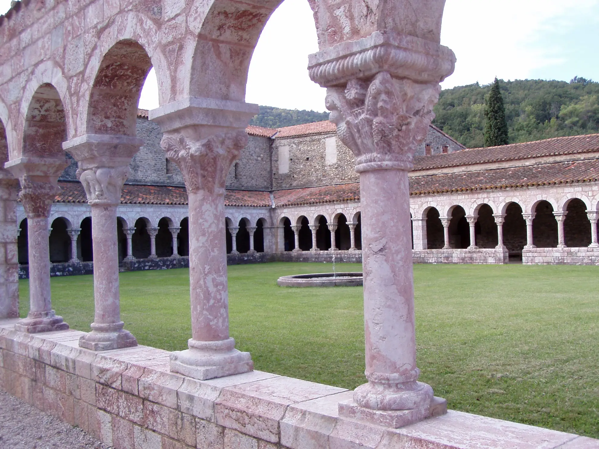 LES BALADES DU CONFLENT : "VISITE DE L'ABBAYE DE SAINT-MICHEL-DE-CUXA"