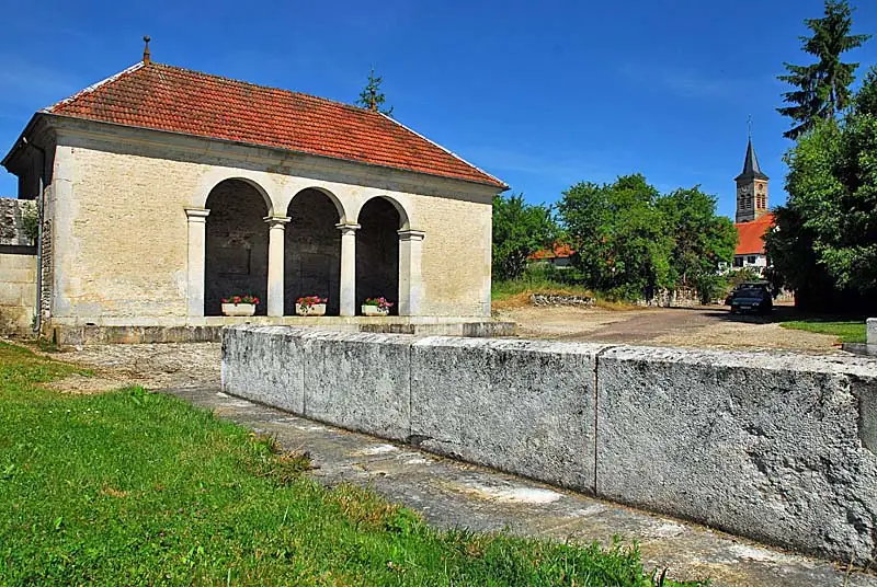 Lavoir de la fontaine du Mont de Perrogney-les-Fontaines