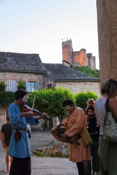 Visite nocturne de Najac accompagnée de musiciens