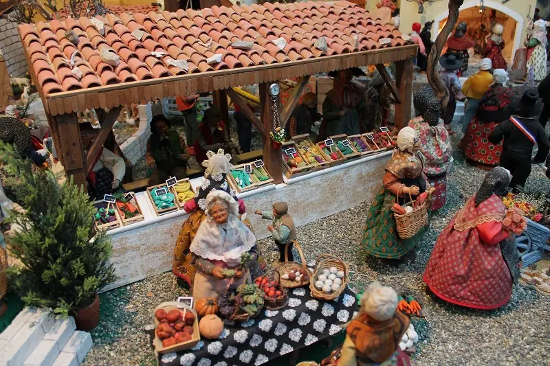 LE VILLAGE PROVENÇAL SANTONS ET POUPEES