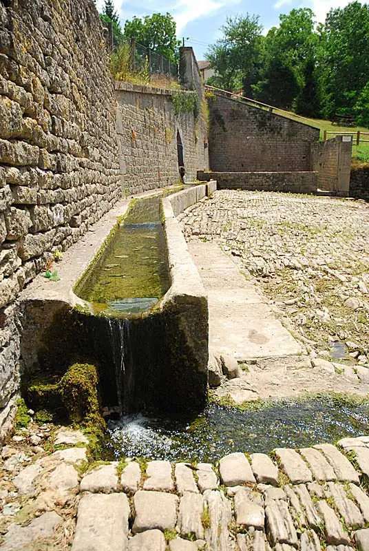 Fontaine et lavoir de Saints-Geosmes