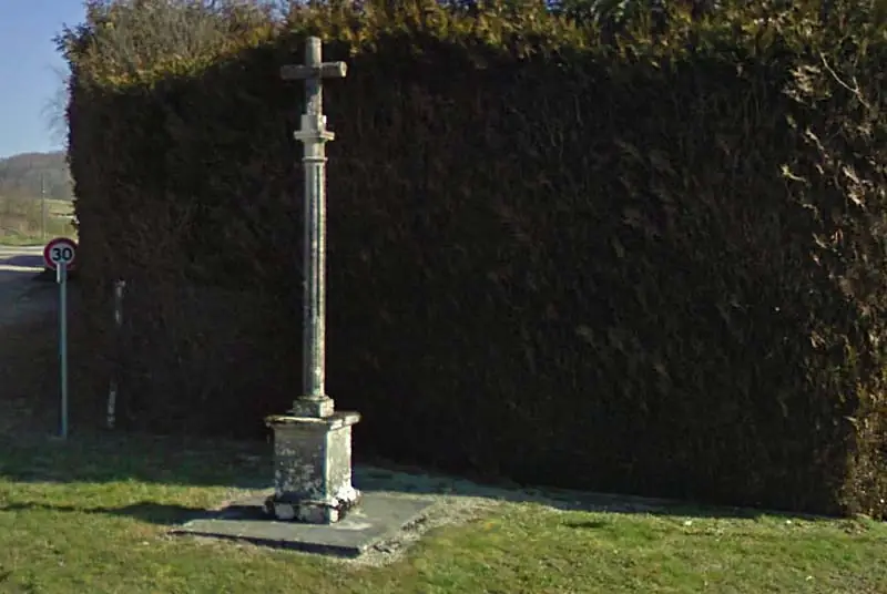 Croix du Pâtis de la Vieille Pérousse à Neuilly-l'Evêque