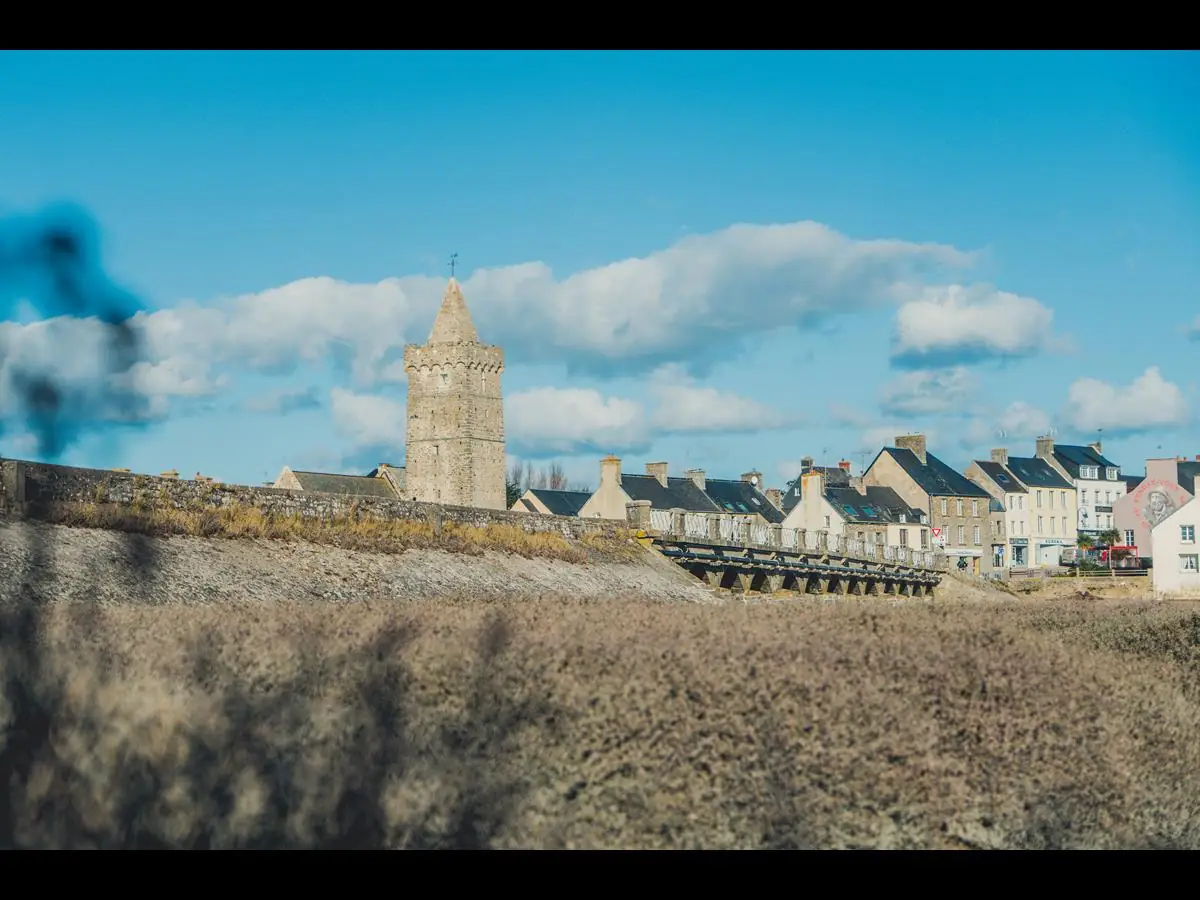 Église Notre-Dame de Port-Bail et Baptistère