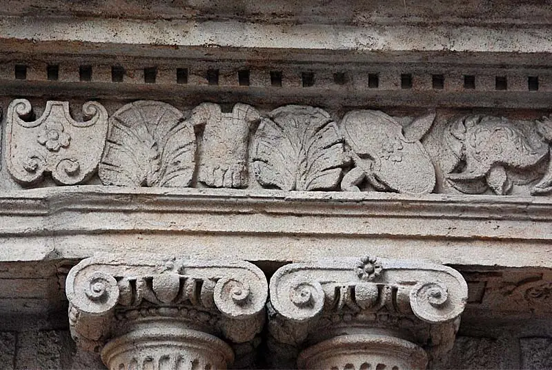 Façade Renaissance (Rue Saint-Didier)