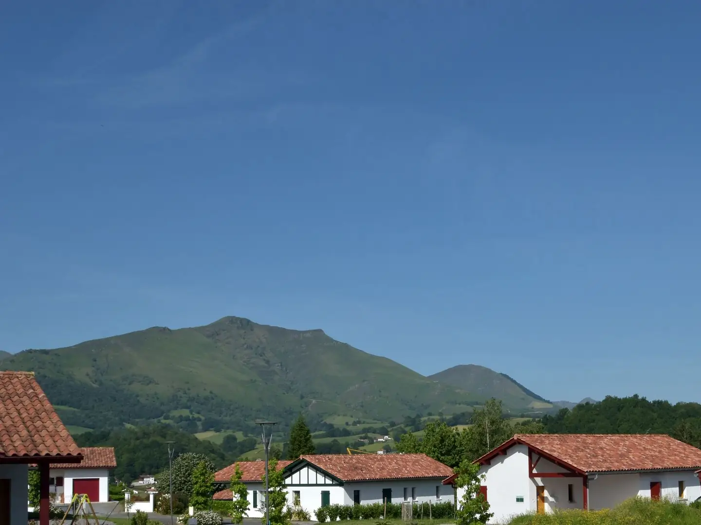 Fêtes de village : apéritif avec choeurs basques, repas des villageois animé, pelote basque, danse basque, soirée talo