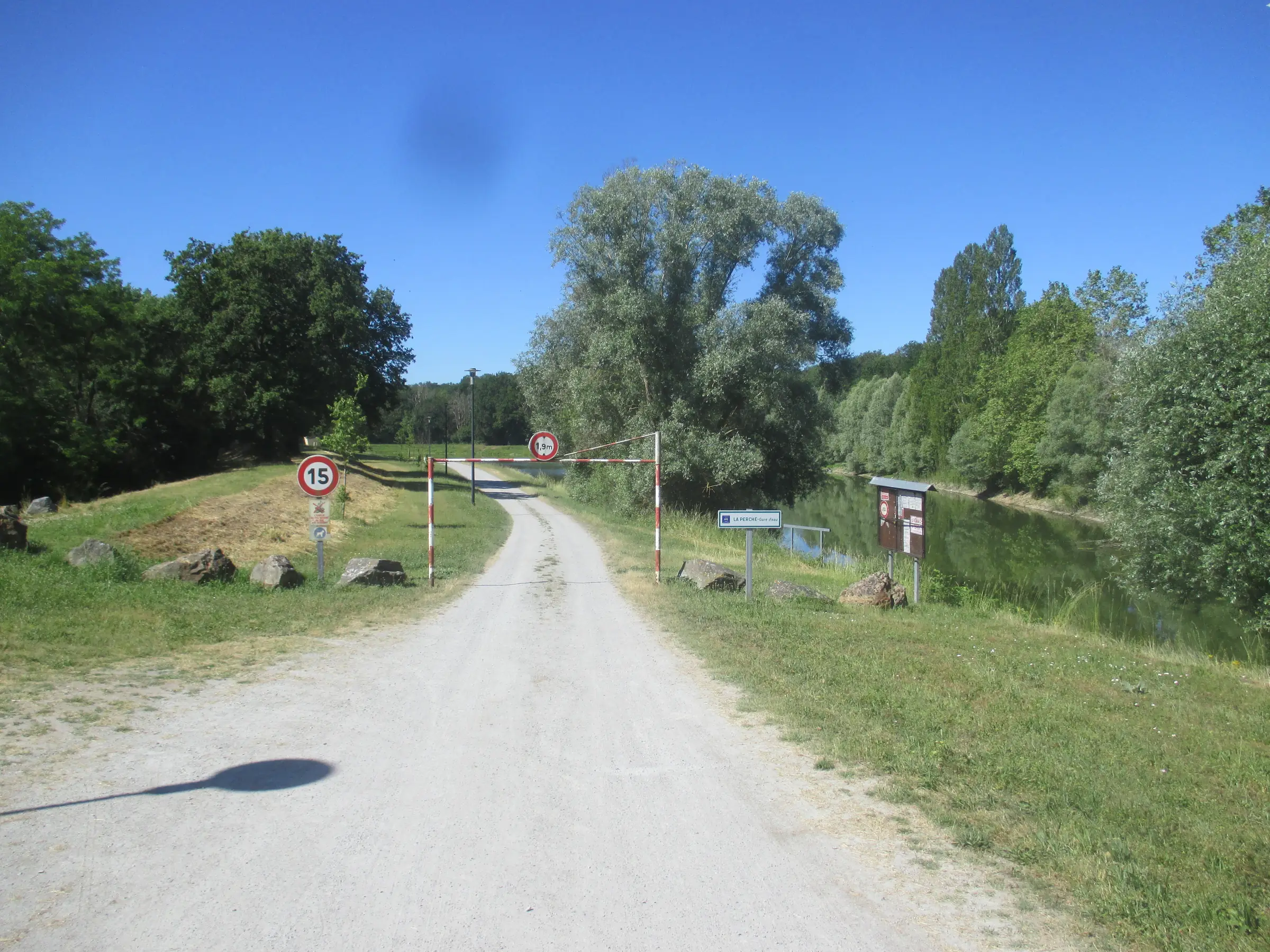 Visite Guidée à pied d'Ainay le Vieil et du Canal de Berry, découverte de la nature et secrets des plantes avec le Poète Enchanteur
