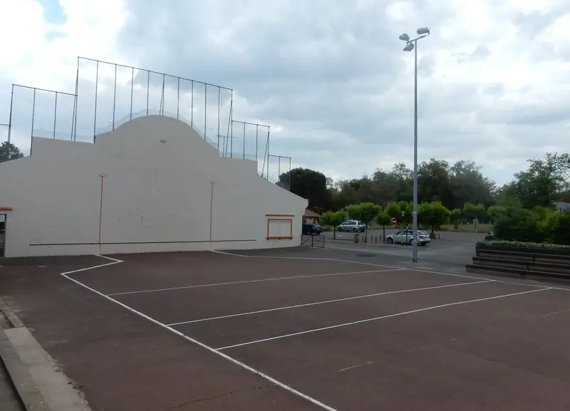 Le fronton et la place du village