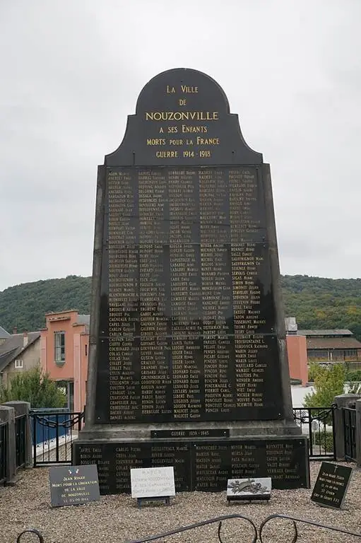 Monument aux Morts original surnomé " Le Fer à Repasser"