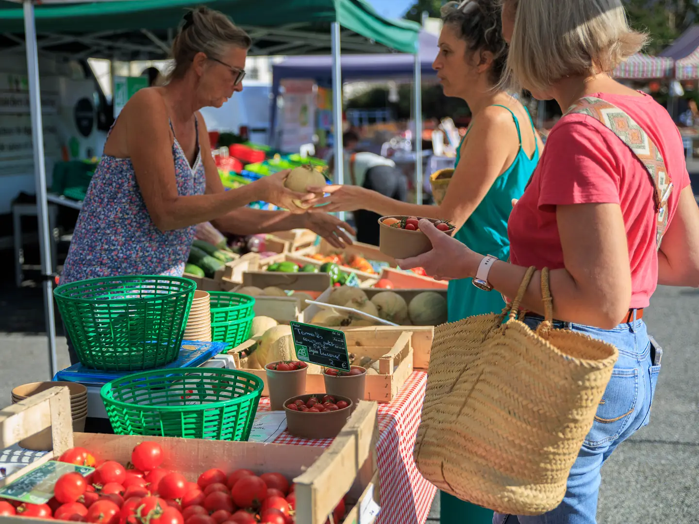 Le stand « tourisme & loisirs » Coteaux Béarn Madiran s’invite au marché !