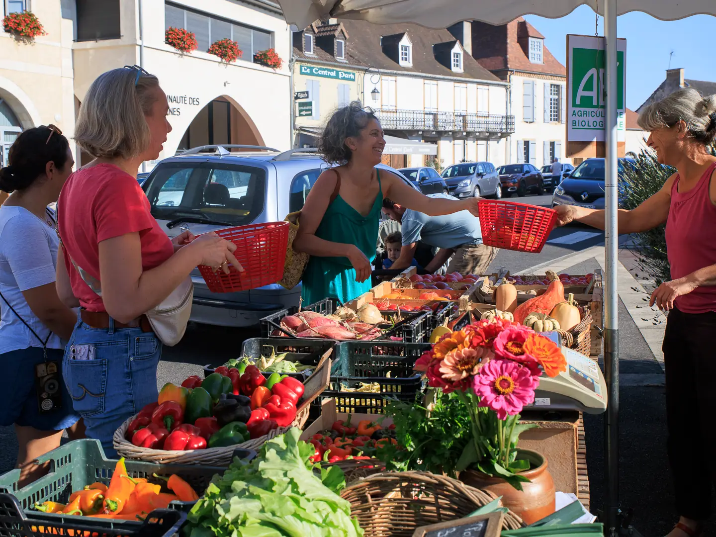 Le stand « tourisme & loisirs » Coteaux Béarn Madiran s’invite au marché !