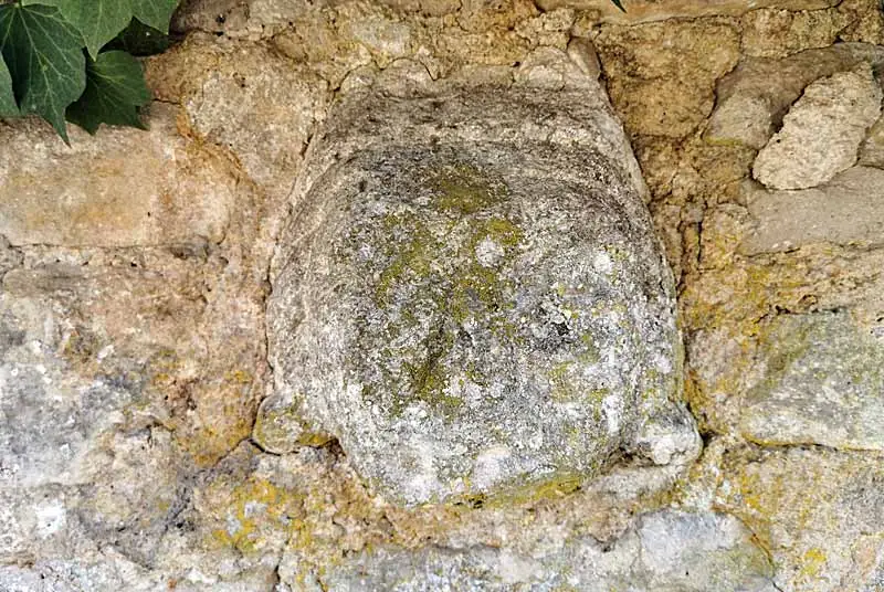 Tête sculptée en bossage à Musseau