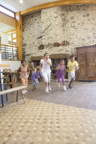 Balade contée sur le sentier de l'imaginaire et ateliers enfants à la maison du bois : le miel et ses secrets