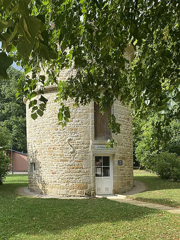 Colombier du château de Corgirnon