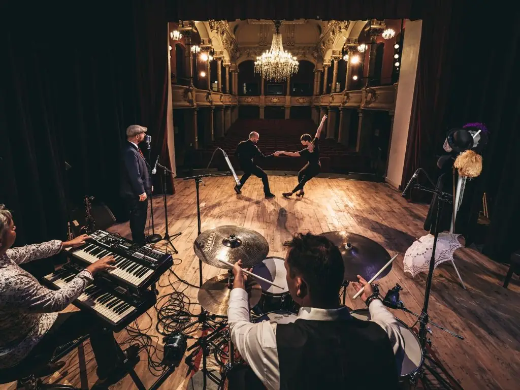 FEET UNE HISTOIRE DES DANSES JAZZ - BOITACLOUS