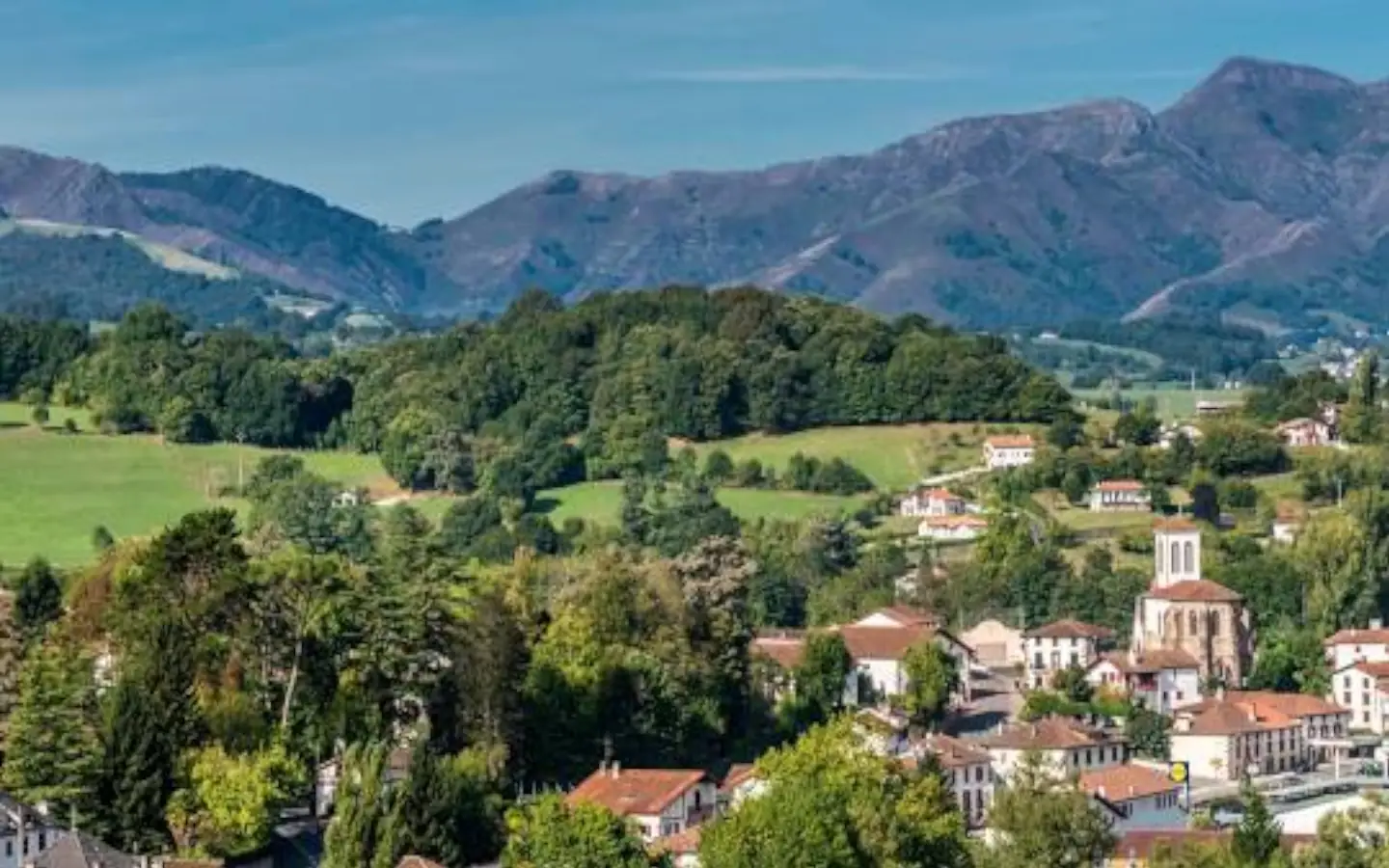 Fêtes de village : apéritif avec choeurs basques, repas des villageois animé, pelote basque, danse basque, soirée talo