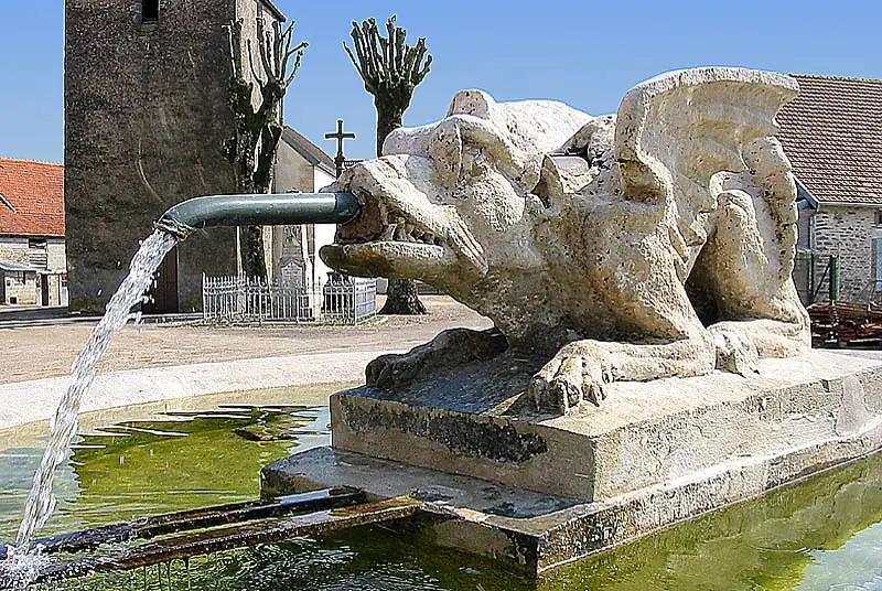 Fontaine de la « Peûte Bête » d'Aujeurres