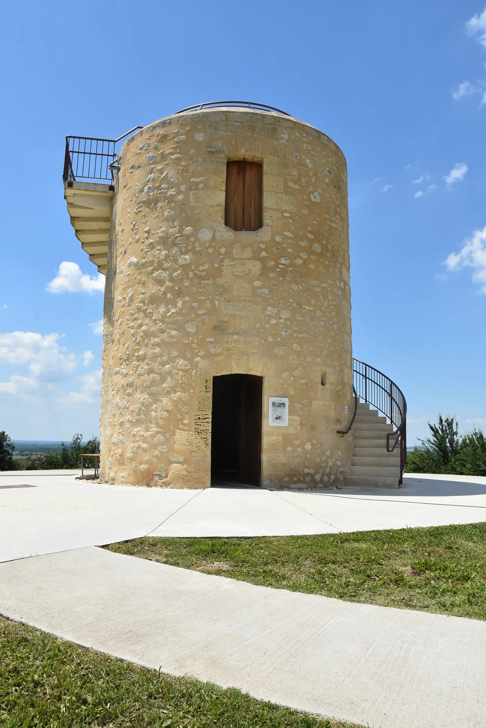 Les Moulins de Montalon et leur stèle