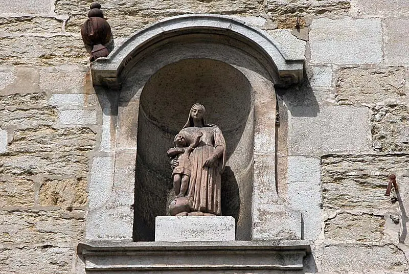 Les niches et les statues de Langres