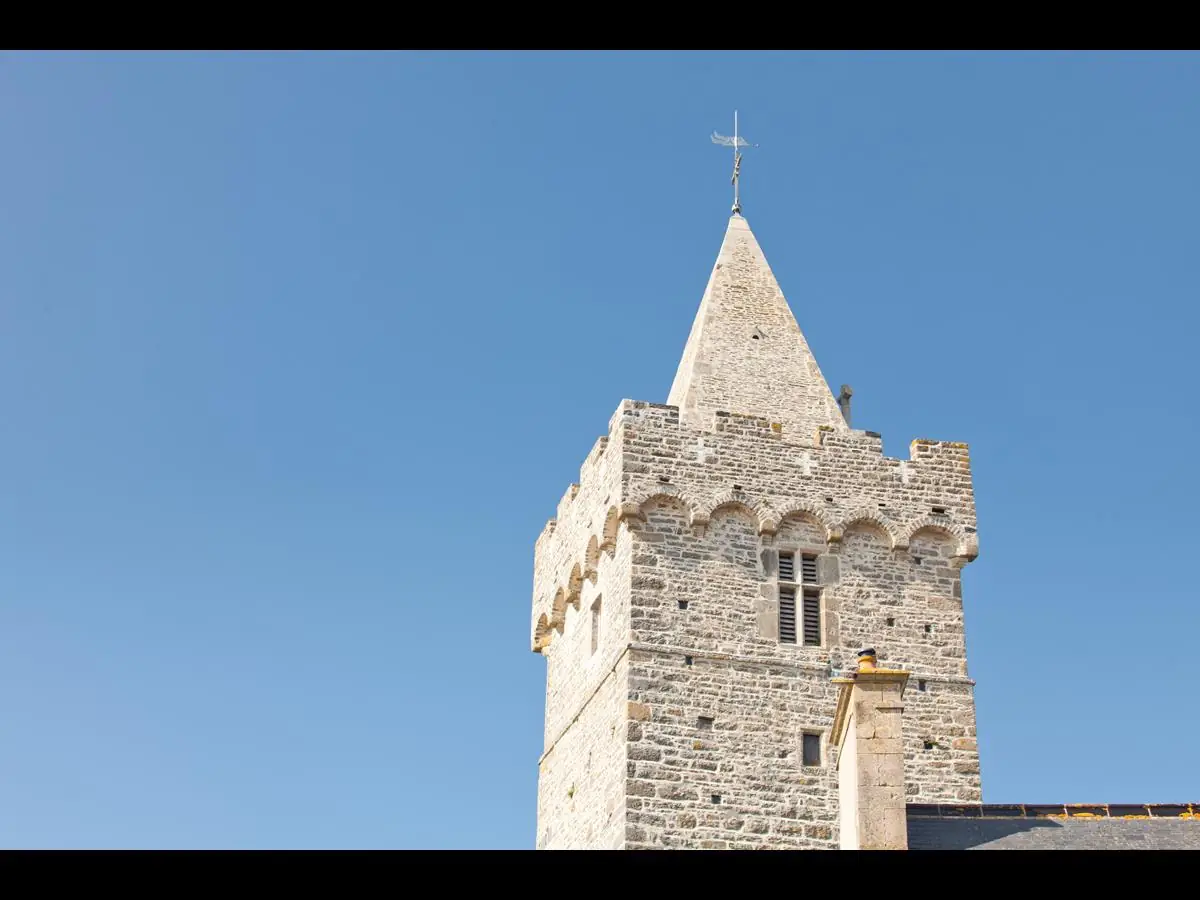 Église Notre-Dame de Port-Bail et Baptistère