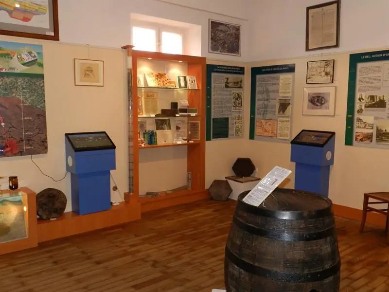 Visite libre d'un musée consacré à l'histoire de l'exploitation pétrolière