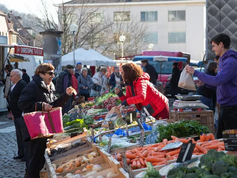 Marché hebdomadaire textile et alimentaire