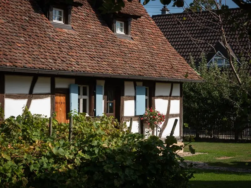 Ancien presbytère à colombages et maisons anciennes