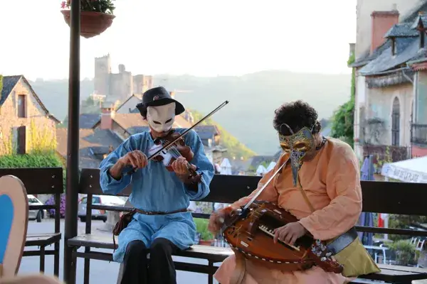 Visite nocturne de Villeneuve accompagnée de musiciens