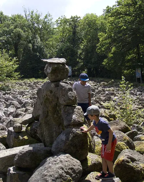 Atelier enfants et jeux sur le sentier de l'imaginaire "du Magma à la pierre"