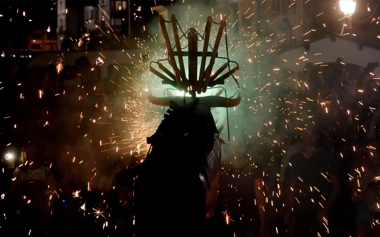 Bal au kiosque avec Koloka Taldea - Toro de Fuego et bataille de confettis