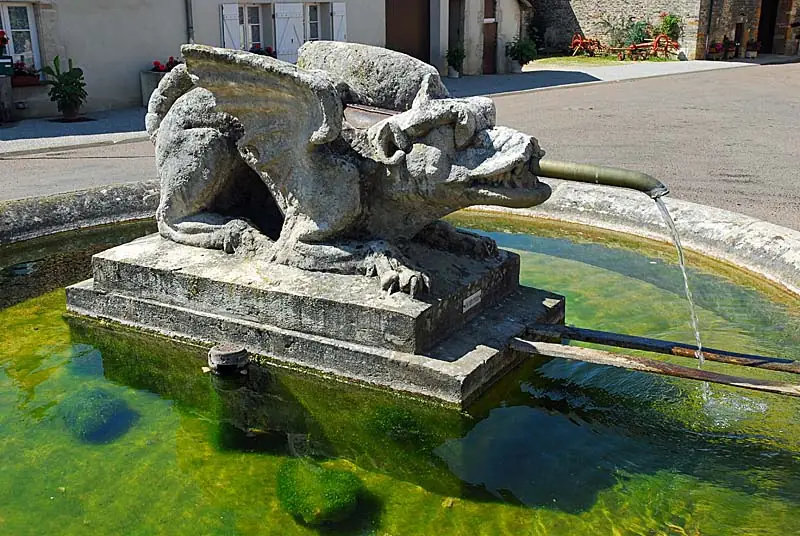 Fontaine de la « Peûte Bête » d'Aujeurres