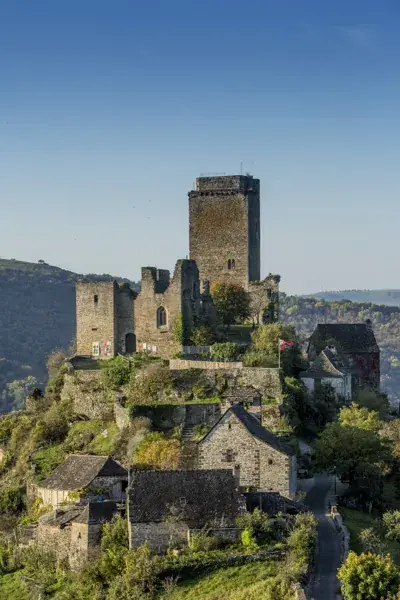 Visitez le village de Valon, suspendu dans les gorges de la Truyère