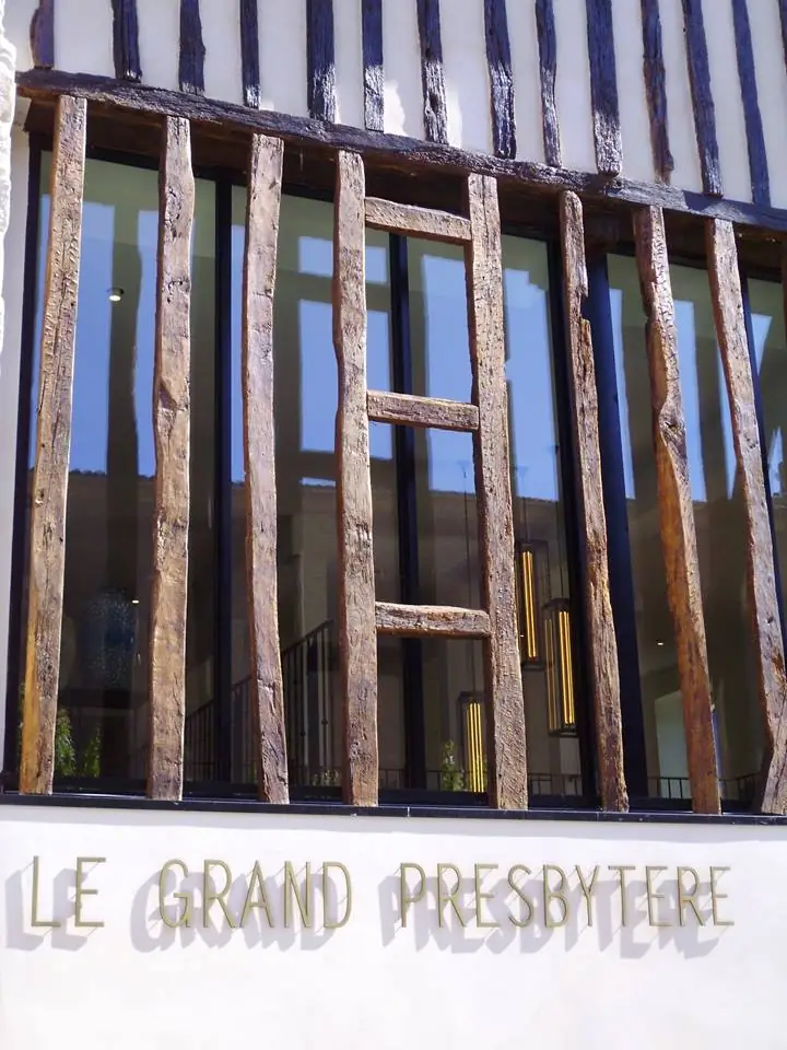 LE GRAND PRESBYTERE