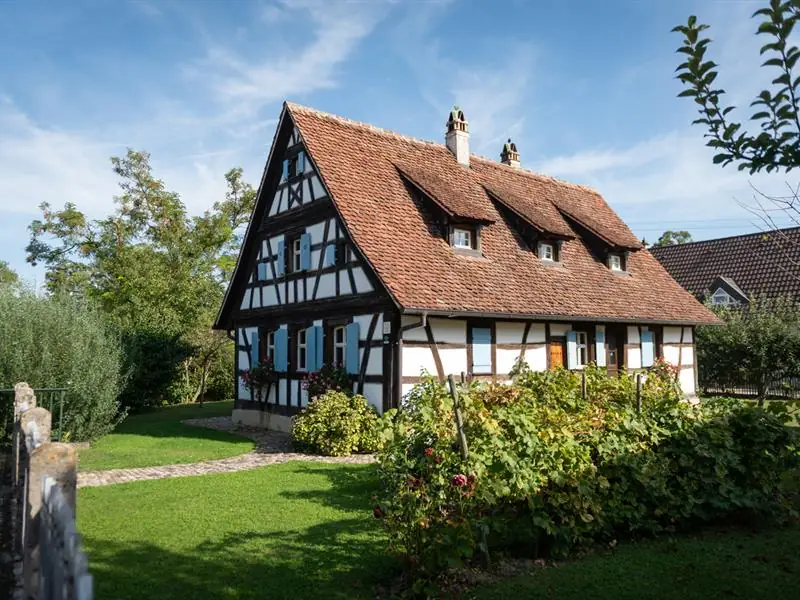 Ancien presbytère à colombages et maisons anciennes