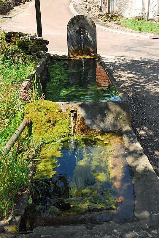 Fontaine de Pisse Doux à Vieux-Moulins