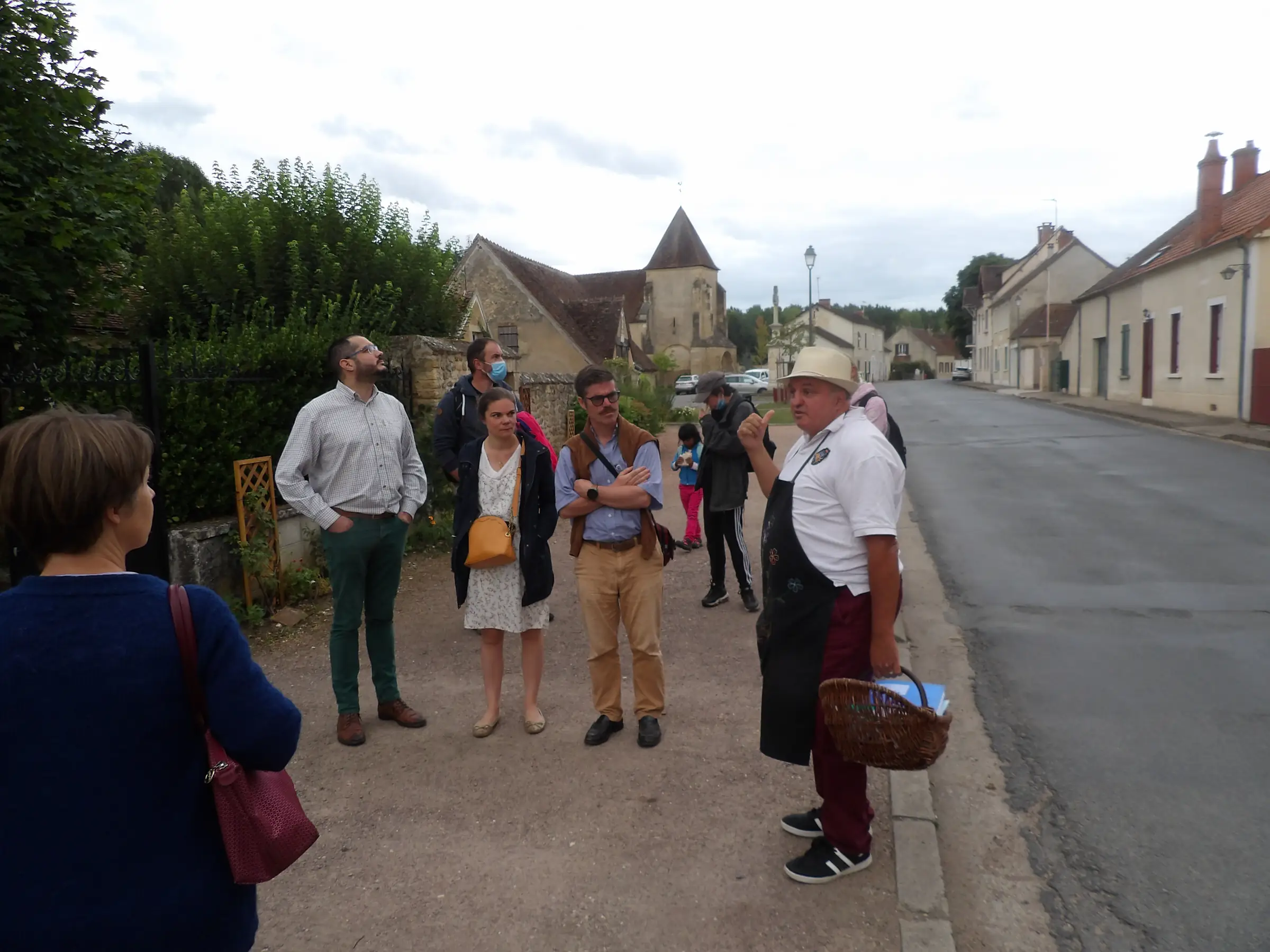 Visite Guidée à pied d'Ainay le Vieil et du Canal de Berry, découverte de la nature et secrets des plantes avec le Poète Enchanteur