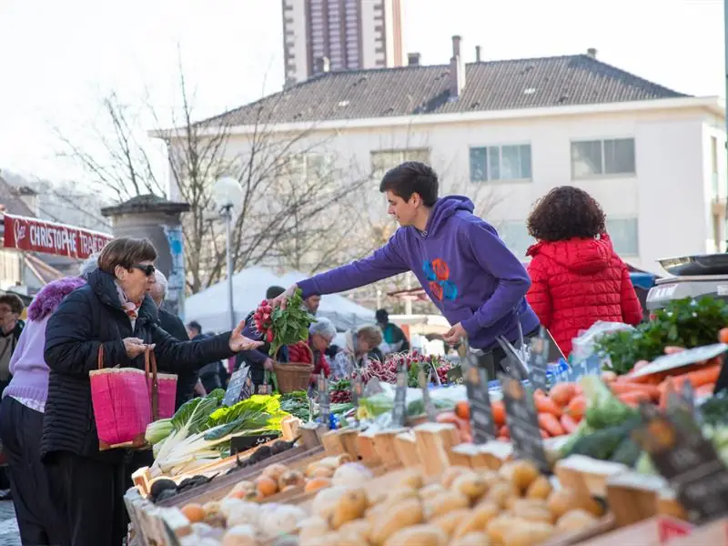 Marché hebdomadaire textile et alimentaire