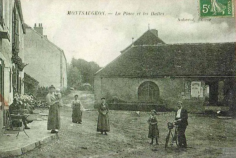 Les halles de Montsaugeon