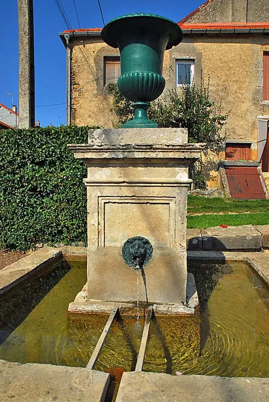 Fontaine de la rue du Four à Chauffourt