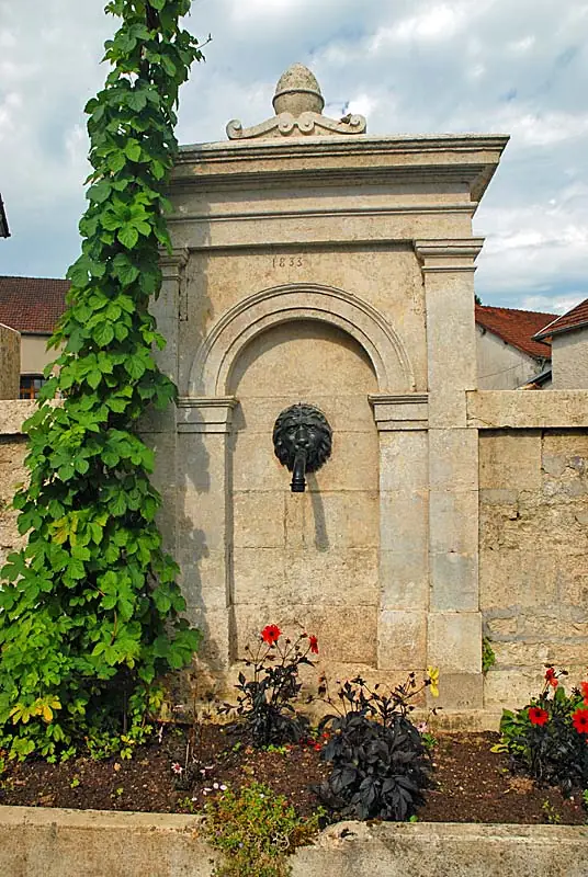 Ancienne fontaine de Rivière-les-Fosses