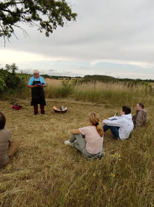 Visite Guidée à pied d'Ainay le Vieil et du Canal de Berry, découverte de la nature et secrets des plantes avec le Poète Enchanteur