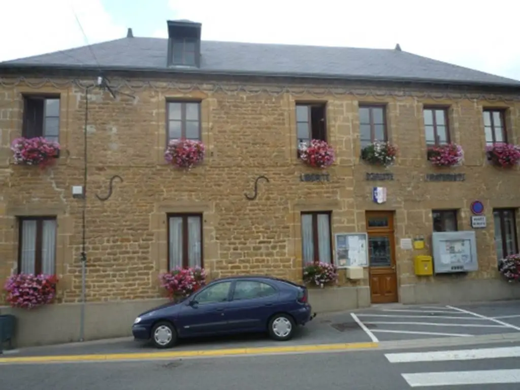 AIGLEMONT, Village Fleuri "3 Fleurs"