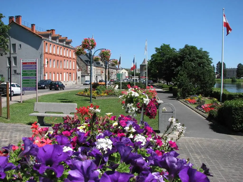GIVET, Ville Fleurie "3 Fleurs"