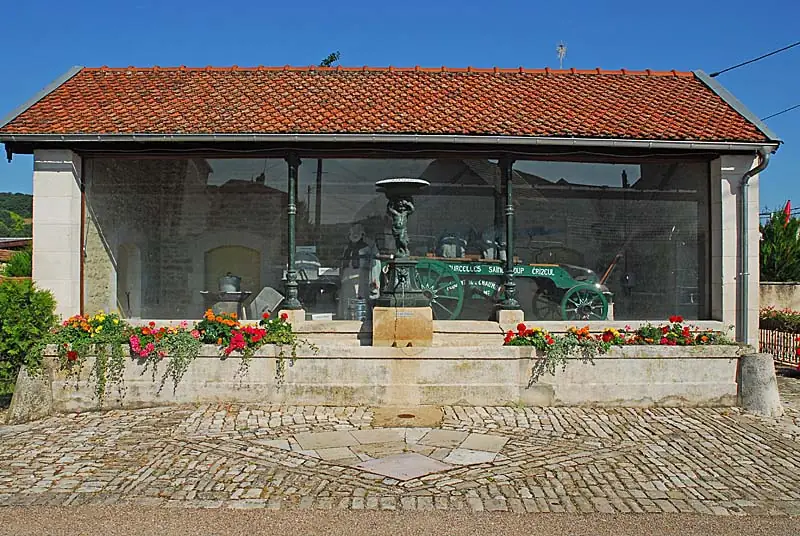 Lavoir de la fontaine au Surreau de Saint-Loup-sur-Aujon