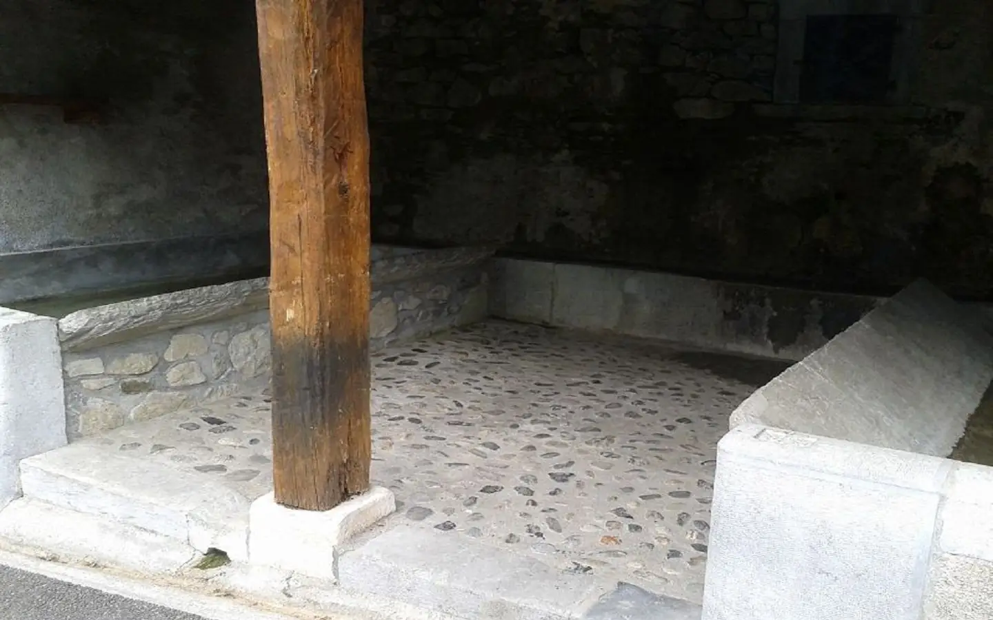 Lavoir du village d'Aas