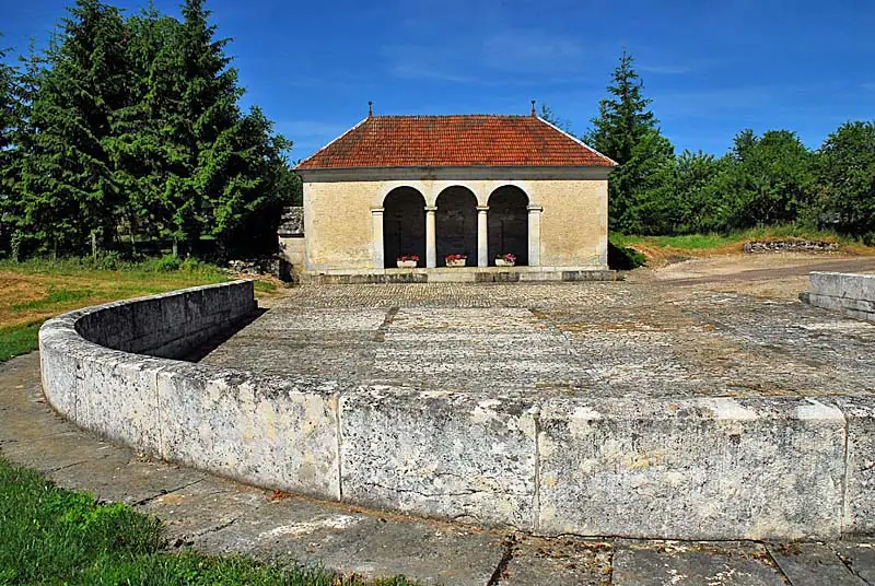 Lavoir de la fontaine du Mont de Perrogney-les-Fontaines