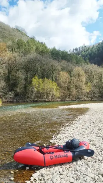Packrafting en eau vive encadré dans les gorges du Lot à la journée