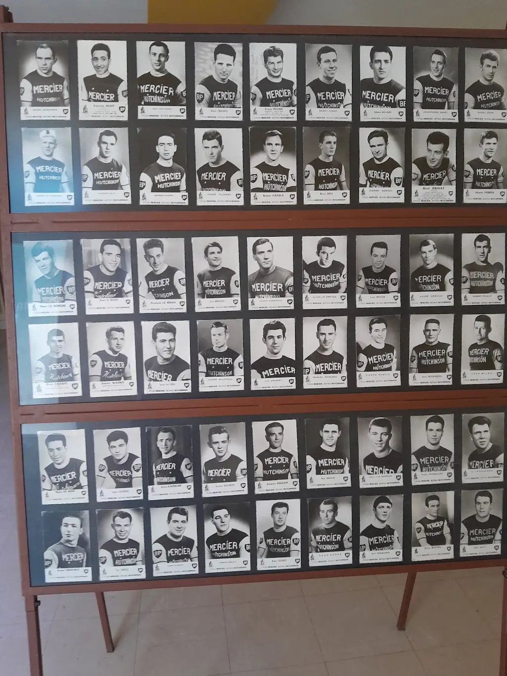 Les champions du cyclisme des années 60 à travers la carte postale