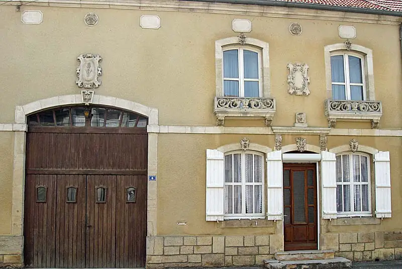 Maisons à motifs sculptés de Dampierre